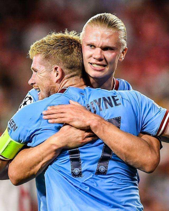 早报：拜仁的四线一十六胜，在我的肩膀上扛着！（早报：拜仁四线齐进已赢16场，一切都扛在我肩上！）