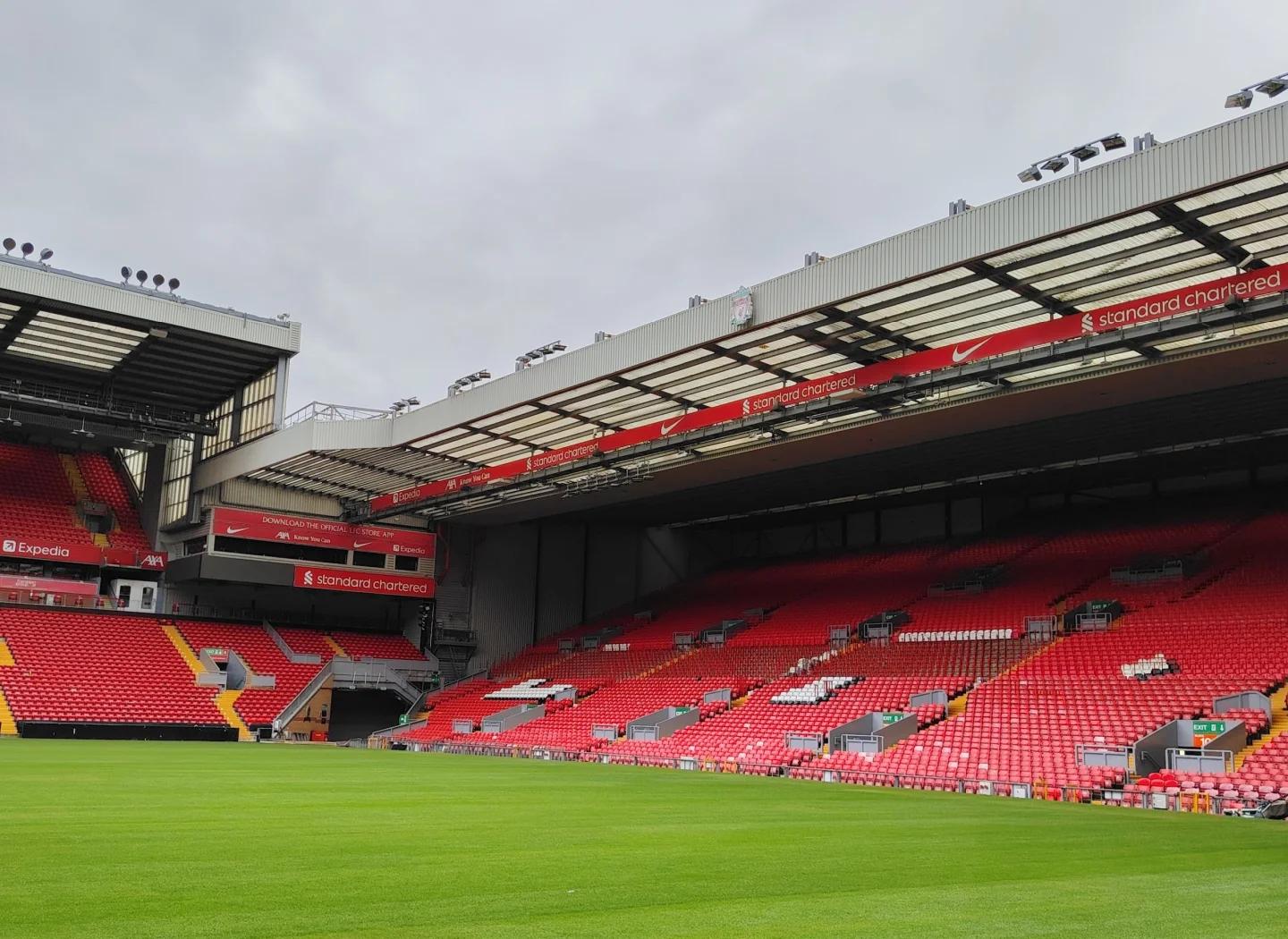 惊险一幕，马竞女足球员梅迪纳头部被膝盖撞到后失去意识（马竞女足惊魂一刻：梅迪纳头部遭膝撞后一度失去意识）