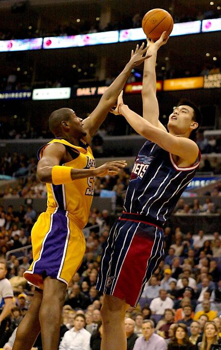 曼联主帅承受巨大压力（曼联主帅面临沉重压力）