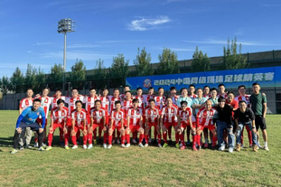 德媒：由于手指受伤，诺伊尔近两场都佩戴特制的四指手套参赛（德媒：手指伤势影响，诺伊尔连续两场戴特制四指手套出战）