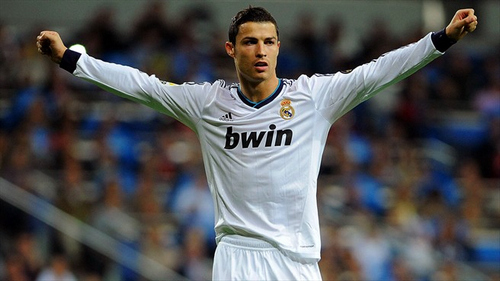 旧将：维尼修斯表现没达到他的续约要求，多数皇马球员也这样（前队员：维尼修斯的表现配不上其续约要价，多数皇马球员也如此）