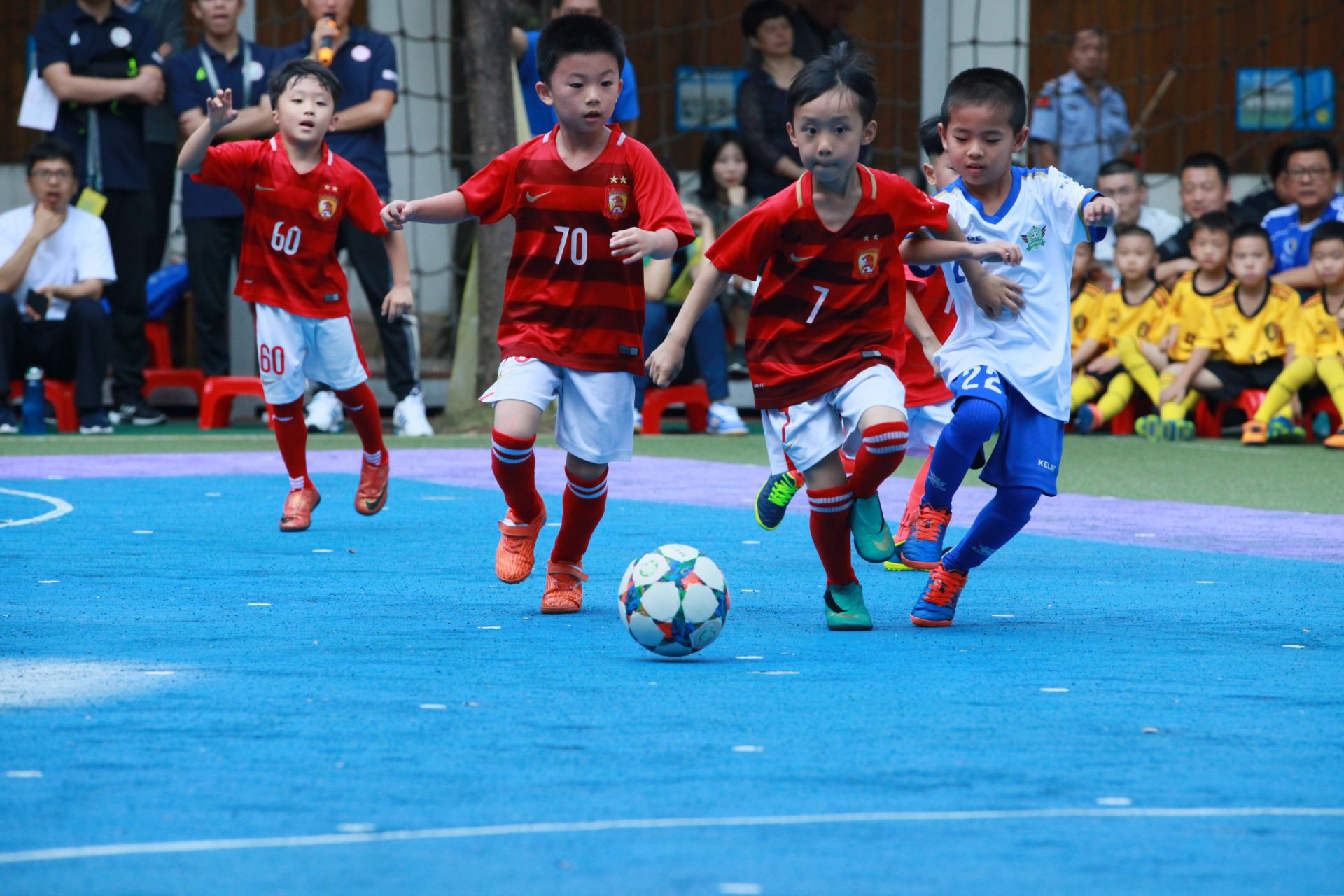 蓝黑门柱再塑？国米考量门将未来布局，解析维卡里奥方案（国米谋划门将线新布局：维卡里奥方案全解析）