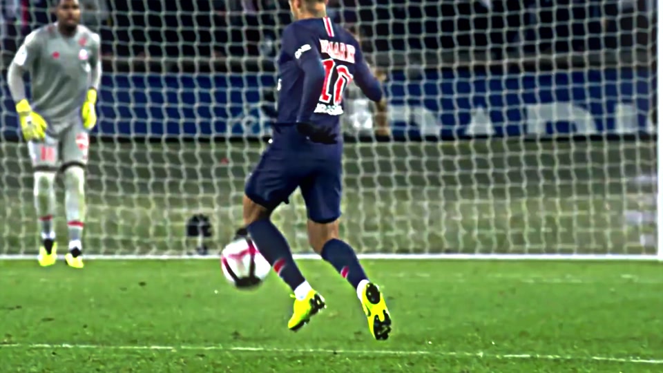 法国足坛最年轻职业球员：尤文马竞关注昂热15岁前锋迪亚洛（15岁迪亚洛刷新法国职业足坛最年轻纪录，尤文马竞盯上昂热新星）