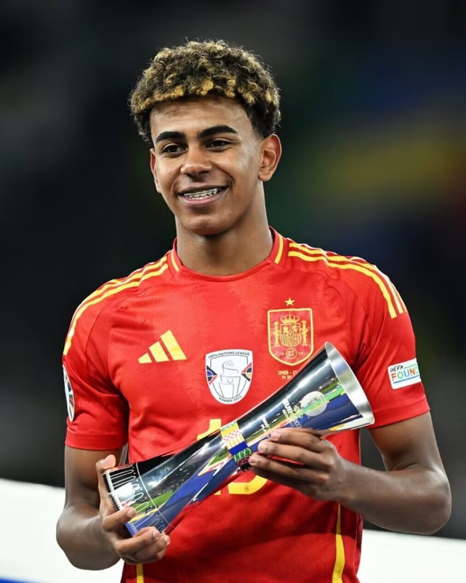 福苏-门萨：曼联青训以前规矩相当严格，比如必须穿黑色球鞋（福苏-门萨称曼联青训曾严苛到球鞋仅限黑色）