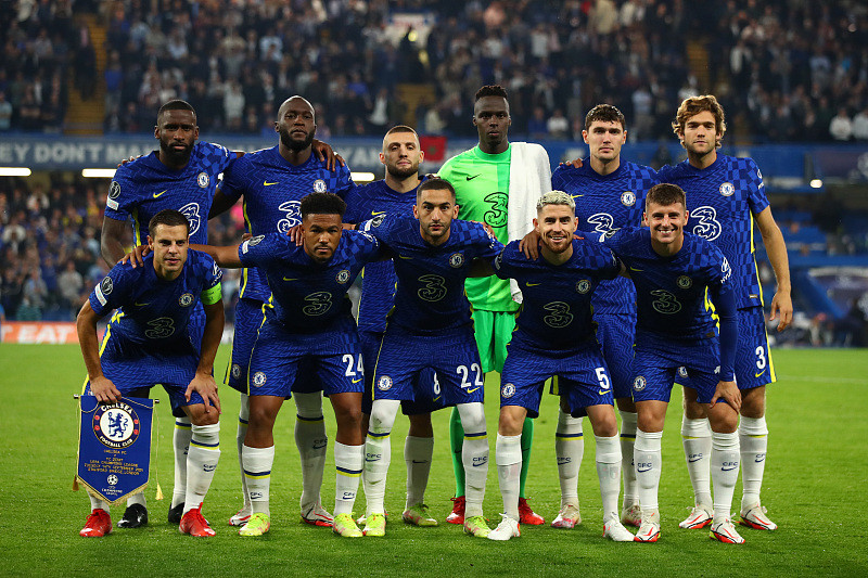 传统环节，利物浦全队戴圣诞帽在训练场拍大合照（利物浦延续传统：全队戴圣诞帽训练场合影）