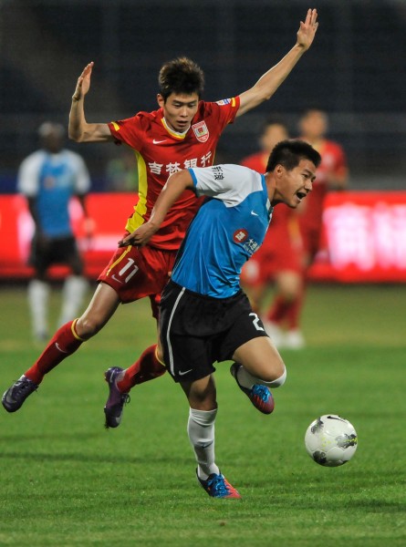 佩莱格里尼：塞维利亚落后时球迷往球场投掷杂物，这样不对（佩莱格里尼：塞维利亚落后时球迷向场内掷物，此举不可取）