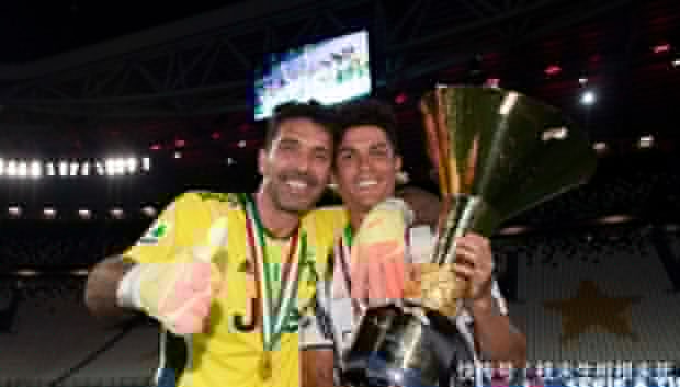 随迈阿密国际夺冠，德保罗赛后剪下主场球网留念（随国际迈阿密加冕冠军，德保罗赛后剪下主场球网作纪念）