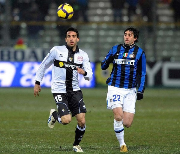 现场观看梅西杯，梅西与苏亚雷斯儿子本哈明一同观战（梅西携苏亚雷斯之子本哈明现身梅西杯看台）